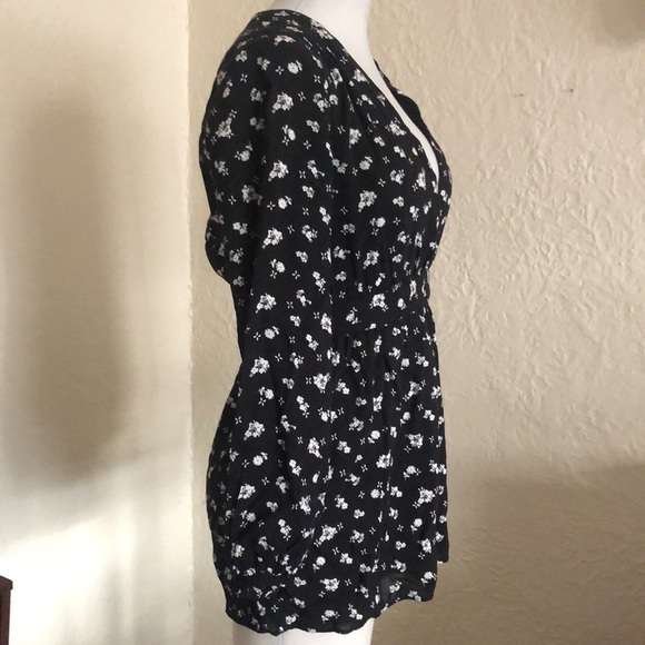 Urban Outfitters Ecote Black White Floral Long Sleeve Shorts Romper XS - Picture 6 of 12